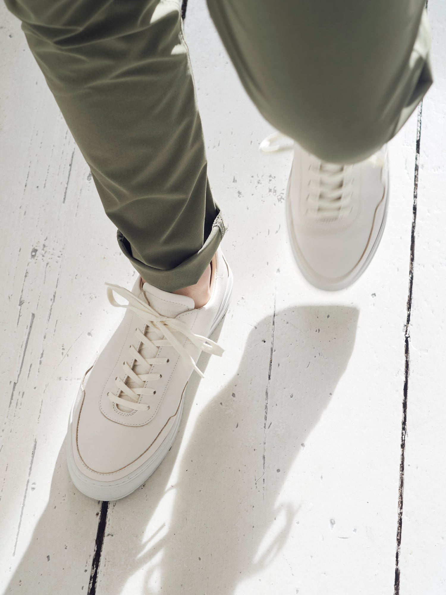 Cleane, modieuze duurzame sneakers, voor mannen en vrouwen. Lokale productie in Nederland met duurzame materialen en productie methoden. Maatschappelijke en sociale impact