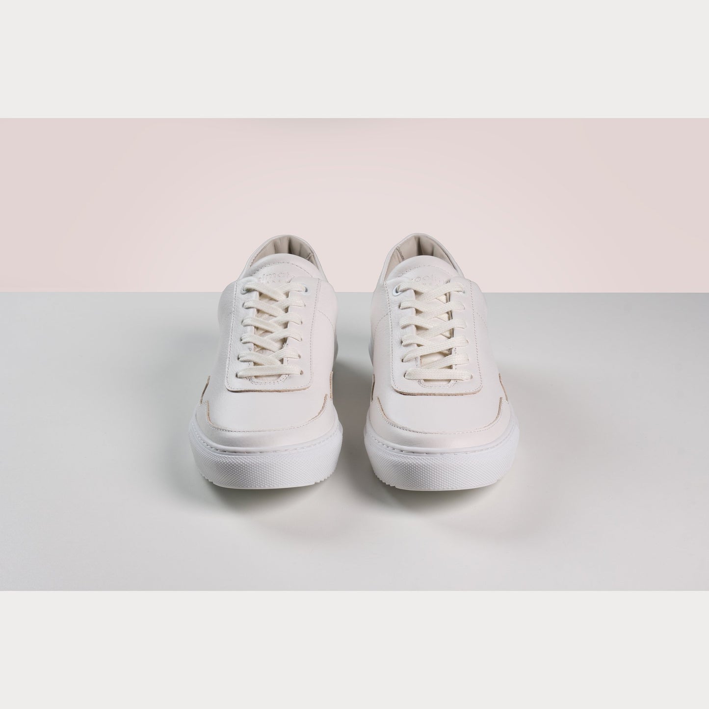 Cleane, modieuze sneakers, voor mannen en vrouwen. Lokaal geproduceerd met duurzame materialen en productie methoden. Maatschappelijke en sociale impact