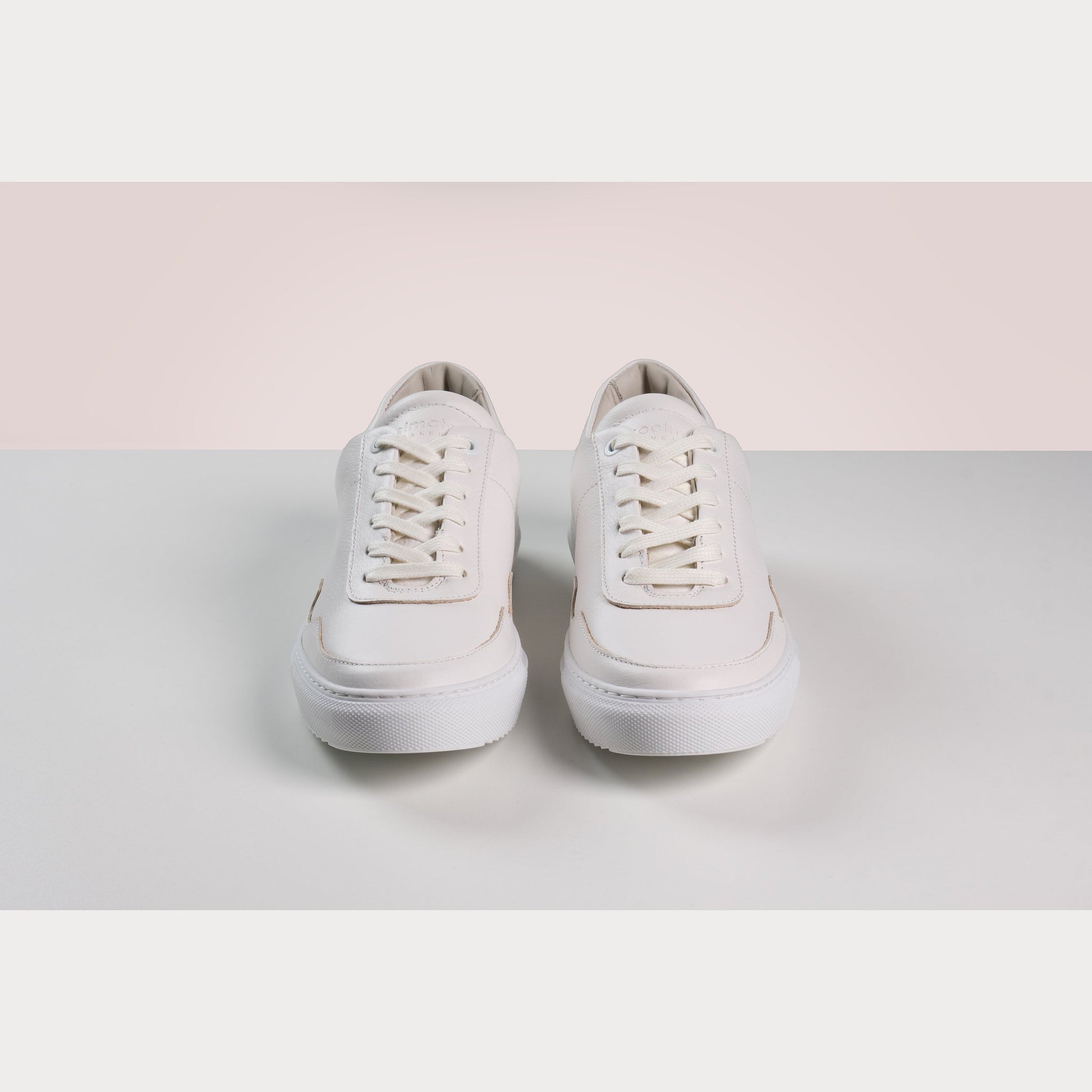 Cleane, modieuze sneakers, voor mannen en vrouwen. Lokaal geproduceerd met duurzame materialen en productie methoden. Maatschappelijke en sociale impact