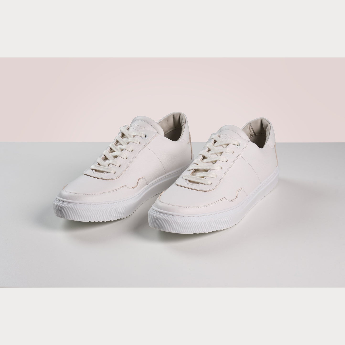 Cleane, modieuze sneakers, voor mannen en vrouwen. Lokaal geproduceerd met duurzame materialen en productie methoden. Maatschappelijke en sociale impact