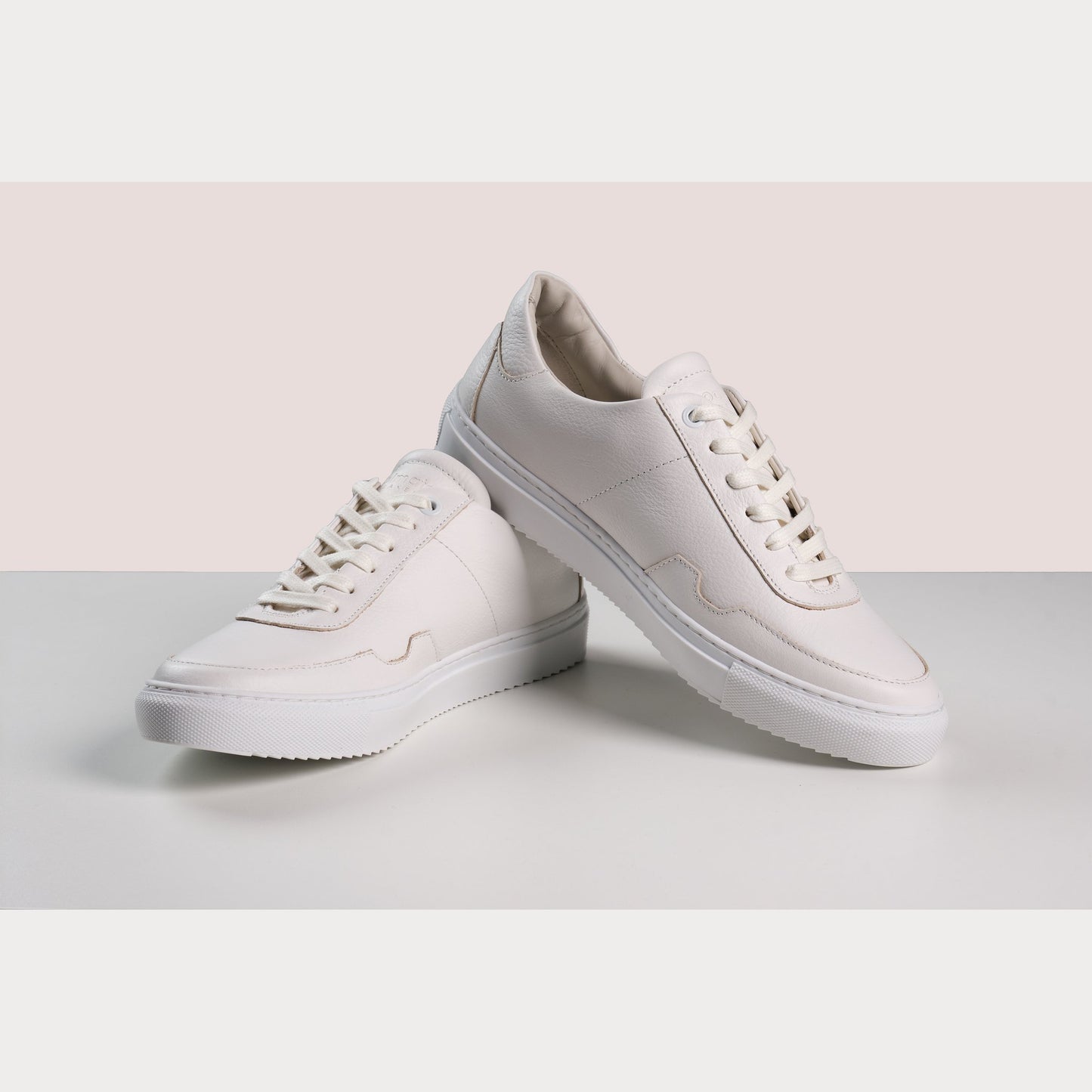 Cleane, modieuze sneakers, voor mannen en vrouwen. Lokaal geproduceerd met duurzame materialen en productie methoden. Maatschappelijke en sociale impact