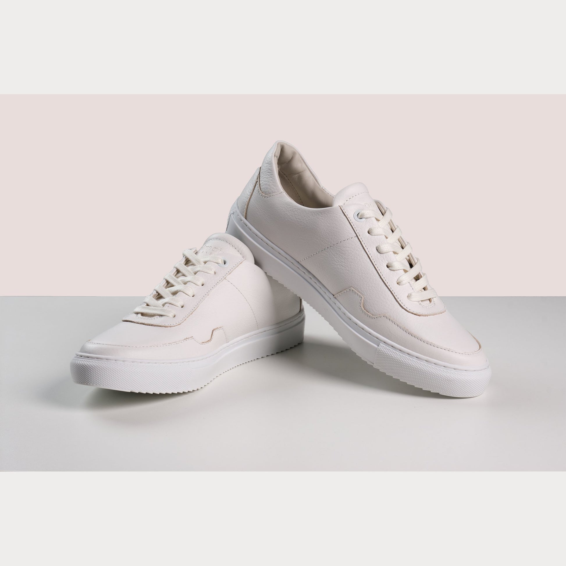 Cleane, modieuze sneakers, voor mannen en vrouwen. Lokaal geproduceerd met duurzame materialen en productie methoden. Maatschappelijke en sociale impact