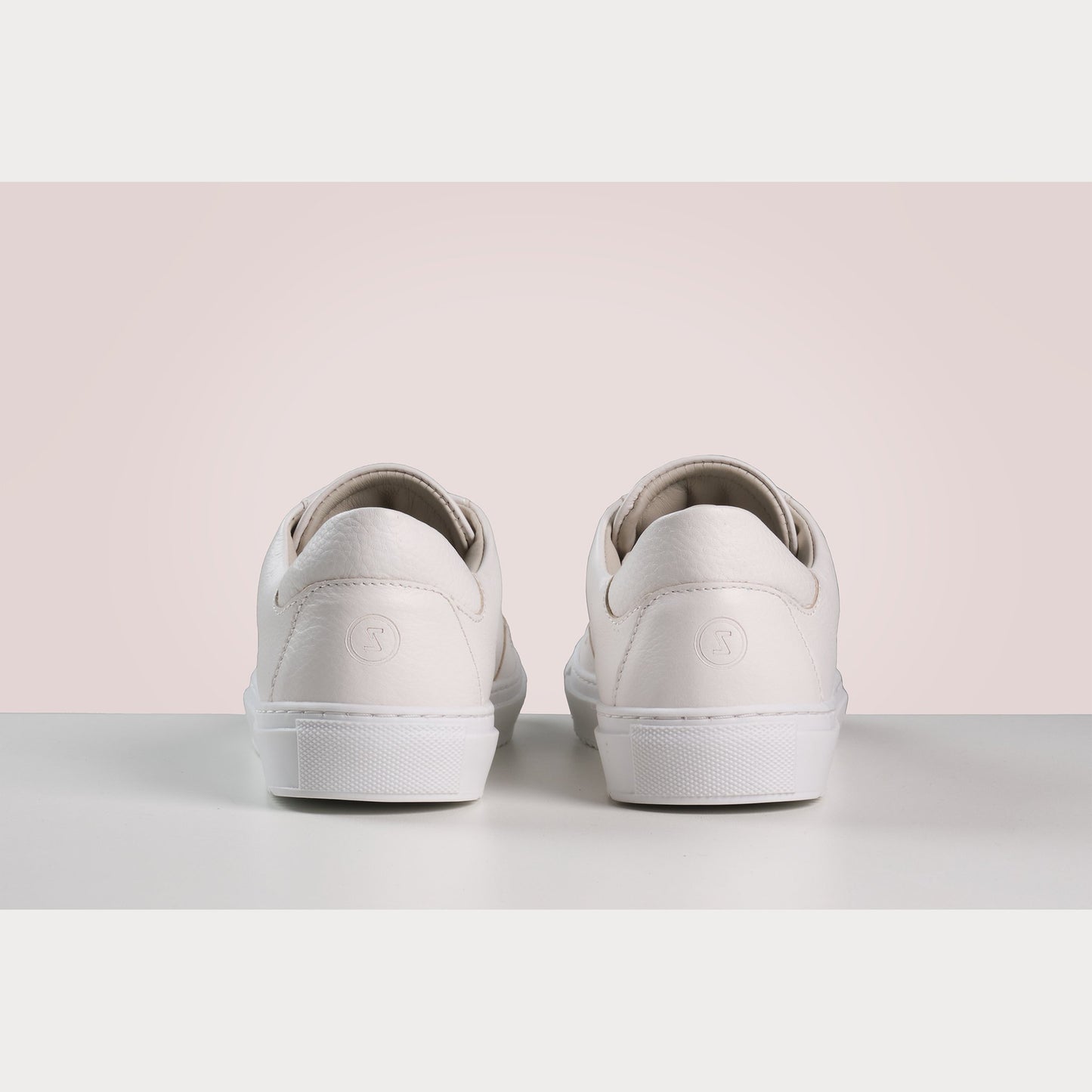 Cleane, modieuze sneakers, voor mannen en vrouwen. Lokaal geproduceerd met duurzame materialen en productie methoden. Maatschappelijke en sociale impact