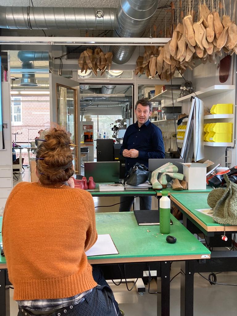 Cleane, modieuze sneakers, voor mannen en vrouwen. Lokaal geproduceerd met duurzame materialen en productie methoden. Maatschappelijke en sociale impact