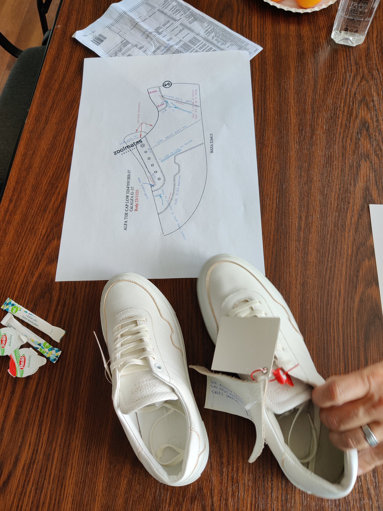 Cleane, modieuze sneakers, voor mannen en vrouwen. Lokaal geproduceerd met duurzame materialen en productie methoden. Maatschappelijke en sociale impact