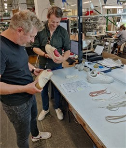 Cleane, modieuze duurzame sneakers, voor mannen en vrouwen. Lokale productie in Nederland met duurzame materialen en productie methoden. Maatschappelijke en sociale impact