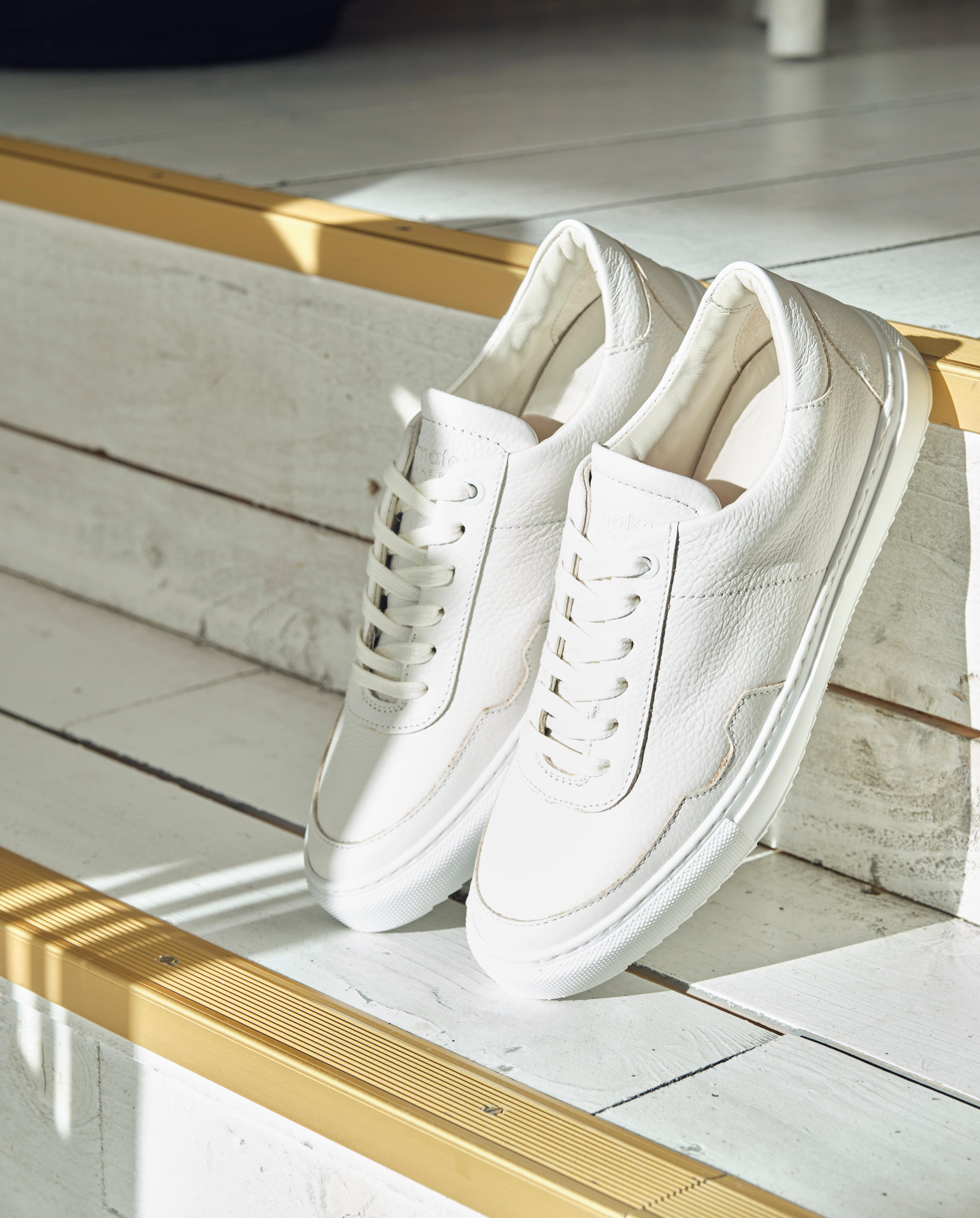 Cleane, modieuze duurzame sneakers, voor mannen en vrouwen. Lokale productie in Nederland met duurzame materialen en productie methoden. Maatschappelijke en sociale impact