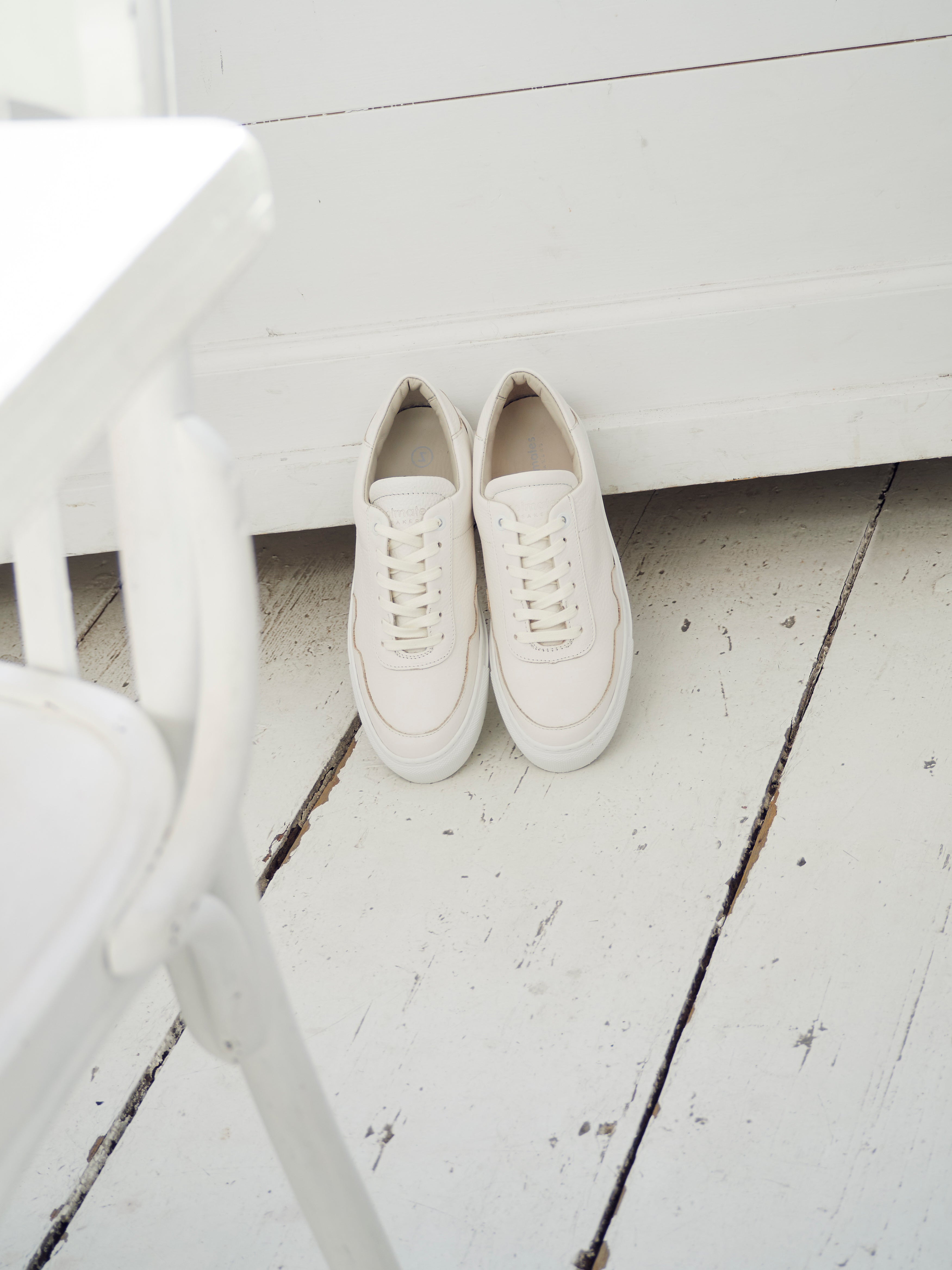 Cleane, modieuze duurzame sneakers, voor mannen en vrouwen. Lokale productie in Nederland met duurzame materialen en productie methoden. Maatschappelijke en sociale impact