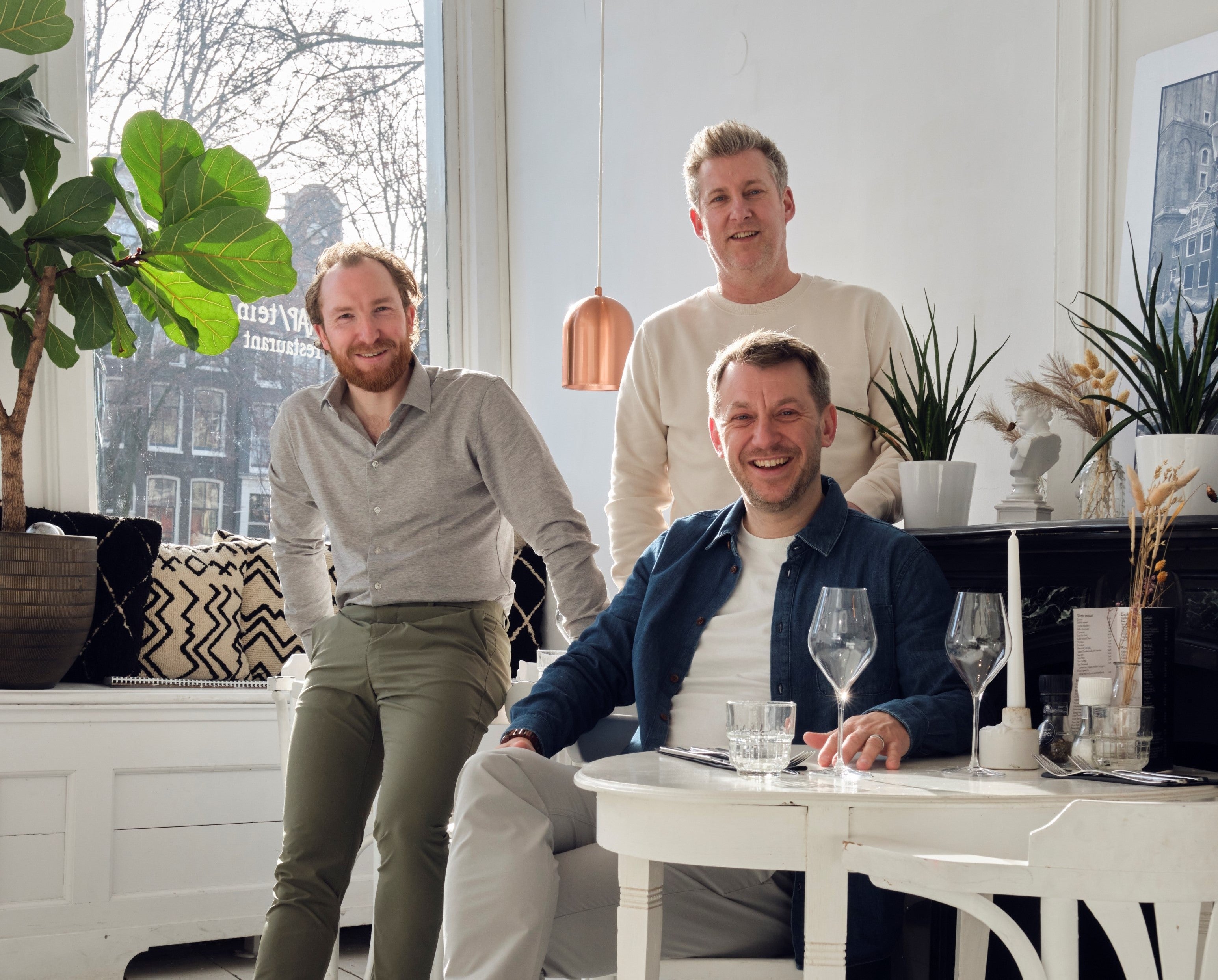 Cleane, modieuze duurzame sneakers, voor mannen en vrouwen. Lokale productie in Nederland met duurzame materialen en productie methoden. Maatschappelijke en sociale impact