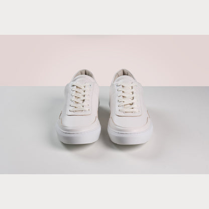Cleane, modieuze sneakers, voor mannen en vrouwen. Lokaal geproduceerd met duurzame materialen en productie methoden. Maatschappelijke en sociale impact