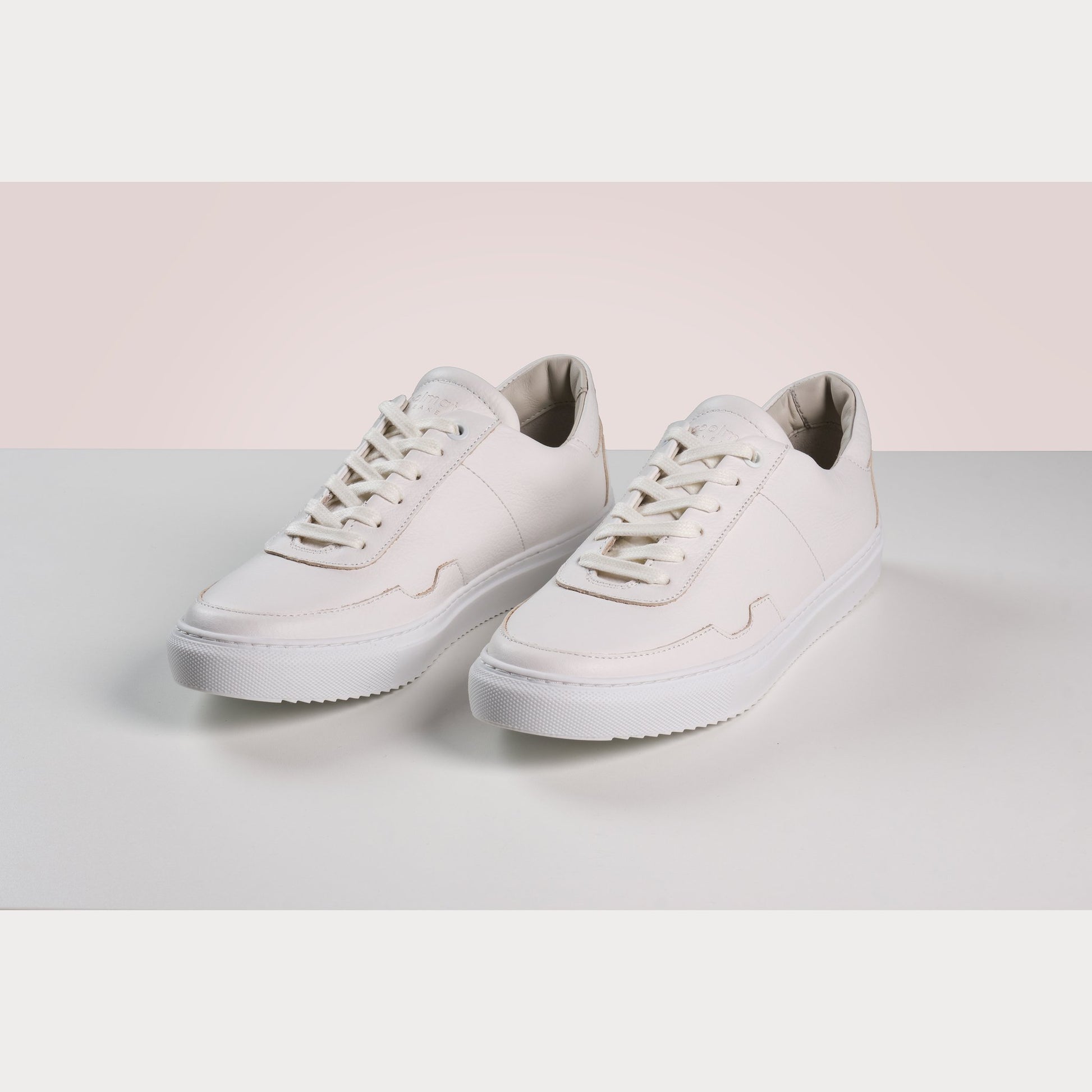 Cleane, modieuze sneakers, voor mannen en vrouwen. Lokaal geproduceerd met duurzame materialen en productie methoden. Maatschappelijke en sociale impact