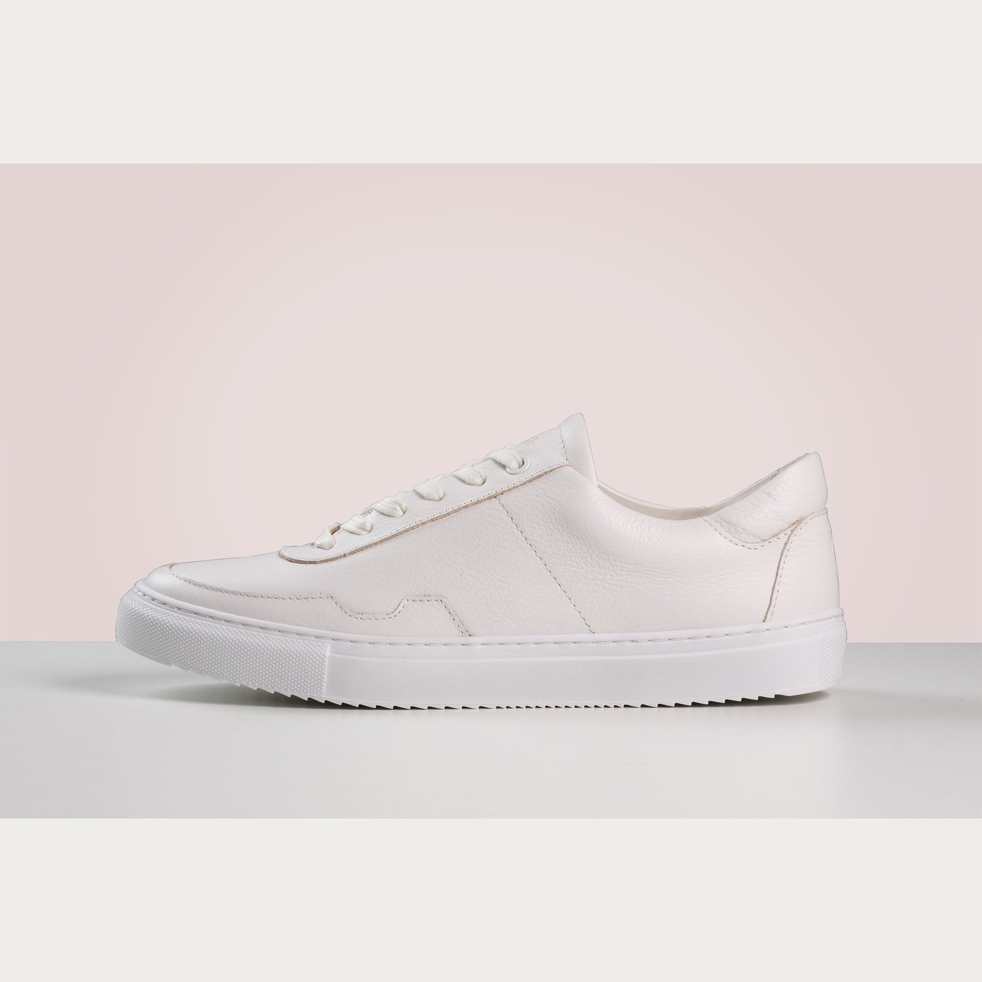 Cleane, modieuze sneakers, voor mannen en vrouwen. Lokaal geproduceerd met duurzame materialen en productie methoden. Maatschappelijke en sociale impact