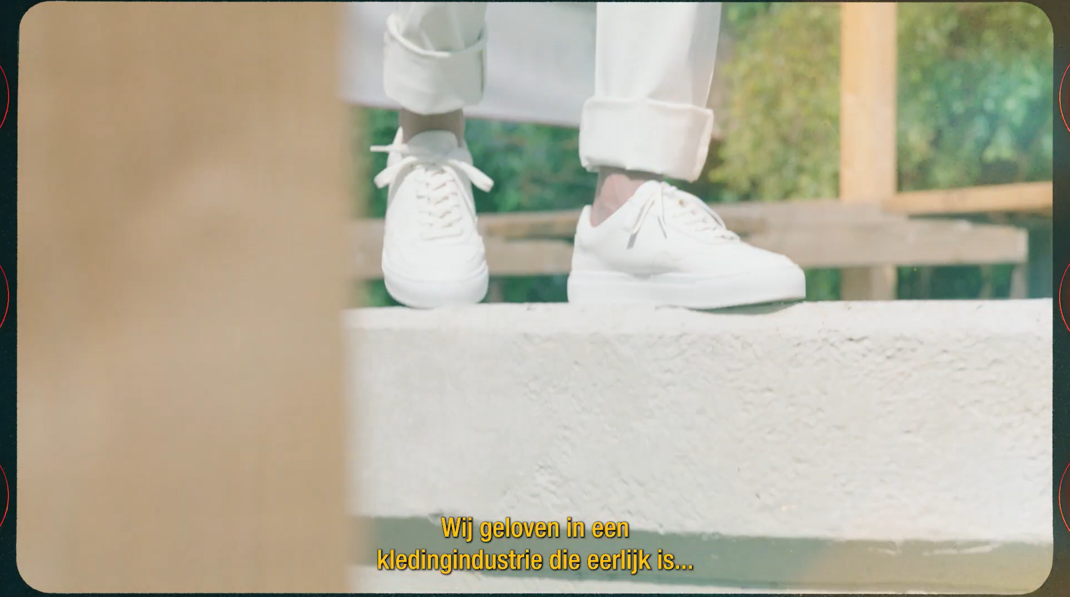 Video laden: Cleane, modieuze sneakers, voor mannen en vrouwen. Lokaal geproduceerd met duurzame materialen en productie methoden. Maatschappelijke en sociale impact